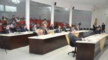 Prefeitura retira projetos polêmicos e consegue aprovação de reajuste para servidores da Educação