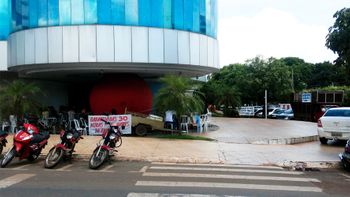 Servidor estaciona carro sobre a calçada