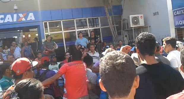 Veja o vídeo: Invasores do André Maggi agridem trabalhador que tentou entrar em agência bancária
