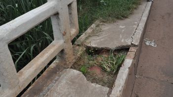Passarela precária põe pedestres em risco