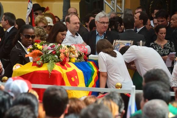 Admiradores expressam em lágrimas dor pela morte de Eduardo Campos