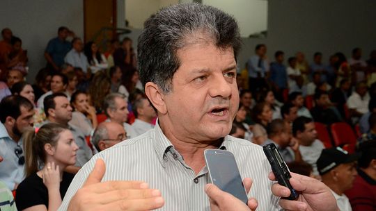 Populares lotam galerias da Câmara exigindo fim de verba indenizatória; vereadores dizem que não