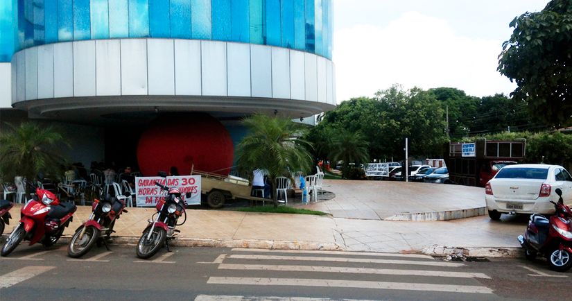 Servidor estaciona carro sobre a calçada