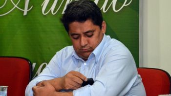 Fotógrafo flagra candidato a prefeito burlando regra em sabatina da Acir