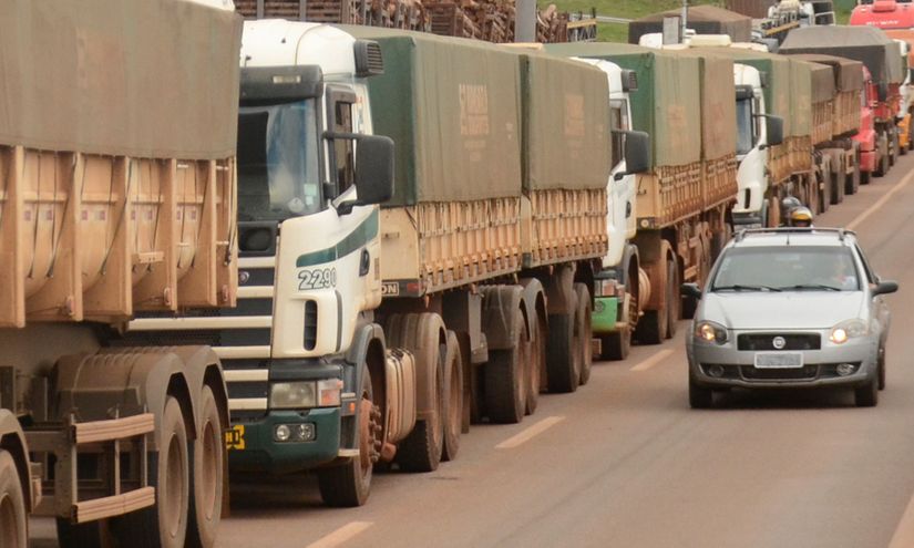 Depois de liberação durante a noite, caminhoneiros retomam bloqueio em Rondonópolis
