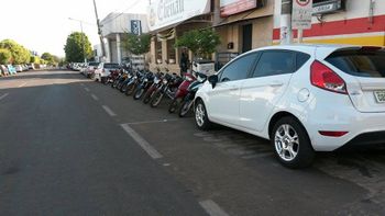Sem demarcação de vagas, motos se apertam entre carros fora do Rotativo