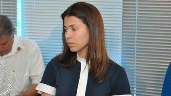 Secretária representa Prefeito em solenidade e surpreende com desenvoltura