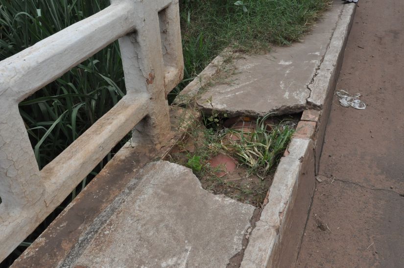Passarela precária põe pedestres em risco
