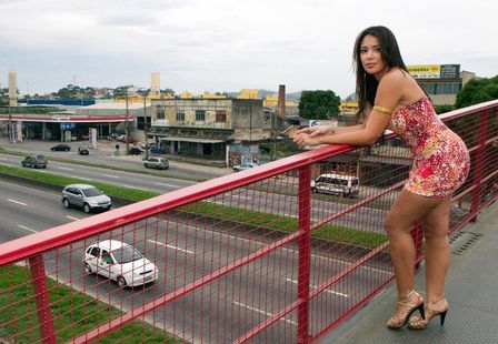 A Suelen da vida real: homônima da provocante personagem posa em plena Avenida Brasil