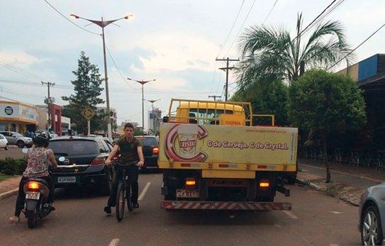 Caminhão de entrega de cervejaria em fila dupla  toma conta da Lions Internacional