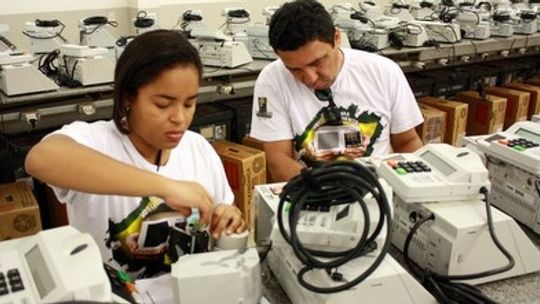 TRE-MT iniciou procedimentos de carga e lacre de urnas eletrônicas em Mato Grosso