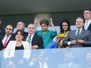'Não vou me deixar perturbar por agressões verbais', diz Dilma