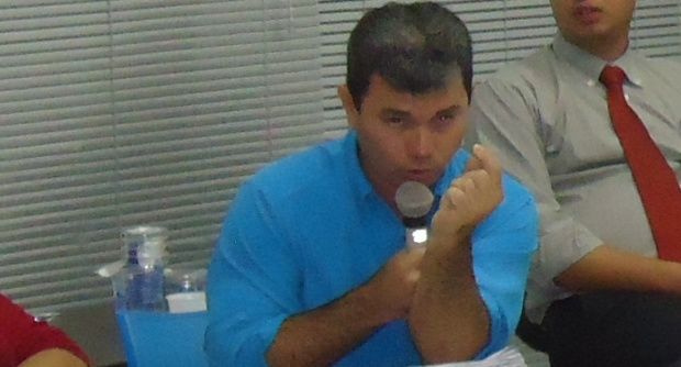 Vexame: Sindicalista defende greve, mas não consegue explicar pedido de aumento salarial