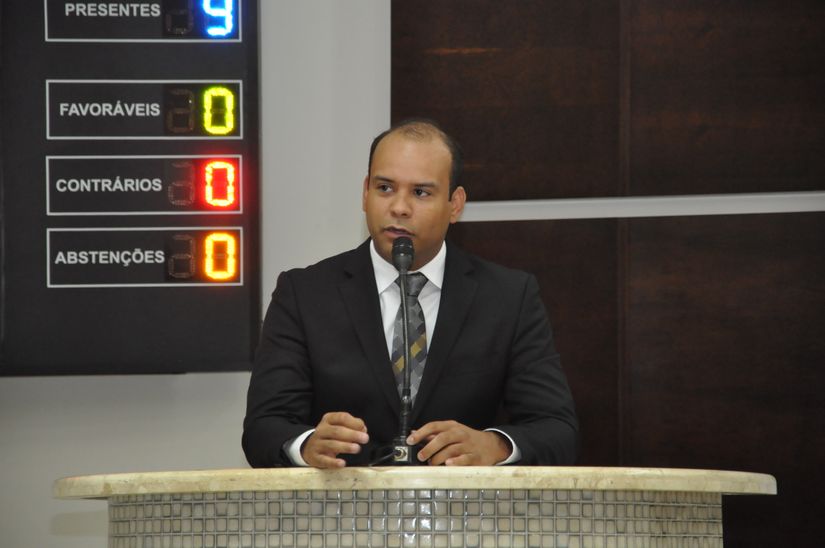 Thiago Muniz visita secretarias e autarquias para se inteirar de problemas