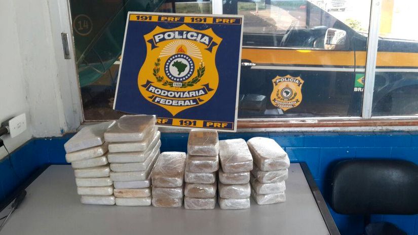 PRF apreende 31 tabletes de cocaína em Alto Garças em um Corolla