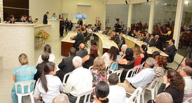 Câmara Municipal homenageia mulheres e desbravadores em sessão solene