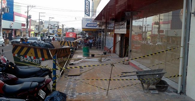 Meia boca: Loja toma conta de calçada e expulsa pedestres para o asfalto em Rondonópolis