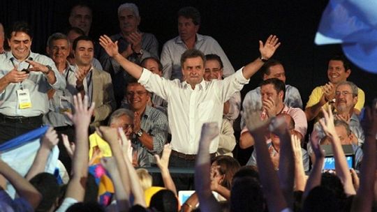 Aécio é eleito presidente do PSDB com 97,3% dos votos do partido