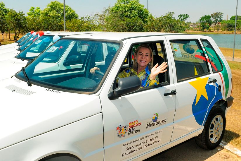 Roseli e a entrega de viaturas