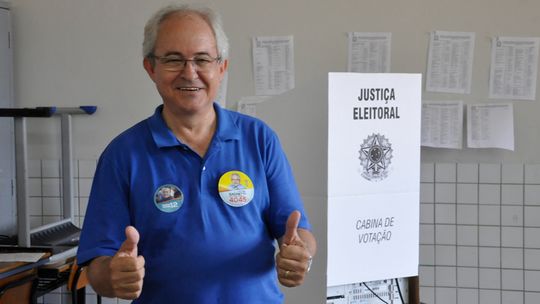 Adilton Sachetti vota e também sofre com a demora na fila