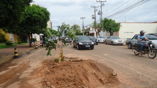 Uso de terra em operação tapa-buraco não é o único sintoma da crise administrativa em Rondonópolis