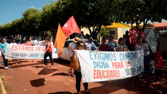 Professores e servidores da educação em greve fazem passeata pelas ruas de Pedra Preta