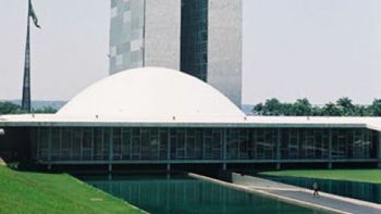 Senadores superlotam os espaços do senado; os gabinetes são cada vez maiores