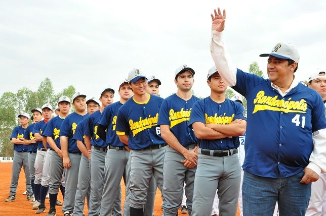 Ananias participa da abertura do Campeonato de Beisebol