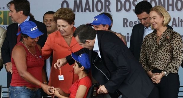 Dilma Rousseff elogia parcerias e diz que programa de habitação está ajudando a mudar o Brasil