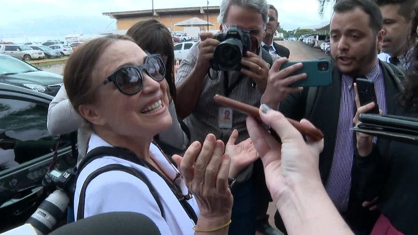 Regina Duarte falou com jornalistas ao desembarcar no aeroporto de Brasília Imagem: Reprodução/TV Globo