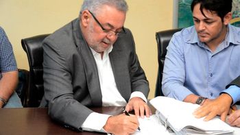 Prefeito homologa contrato para asfalto do Nova Era e Jardim Liberdade e fala sobre obras