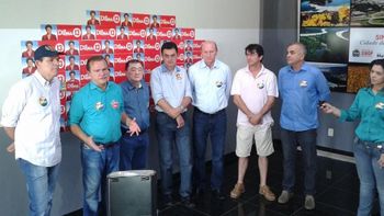 Aliados de Dilma colam adesivos e fazem campanha em aeroporto de Sinop