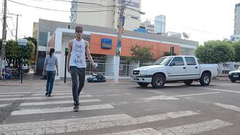 Sem fiscais, motoristas desrespeitam sinalização 