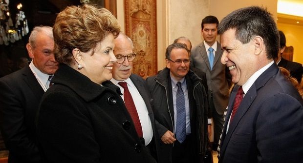 Dilma se reúne com Cartes para discutir relações comerciais e volta do Paraguai ao Mercosul