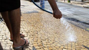Parte dos rondonopolitanos ainda tem o hábito feio de desperdiçar água tratada