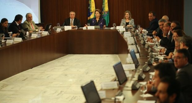 Dilma anuncia R$ 50 bilhões para mobilidade urbana e quer convocar plebiscito sobre reforma política