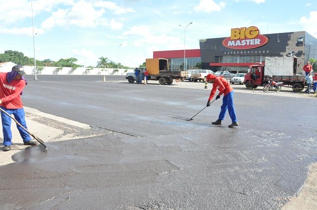 Enquanto cidade vive às mínguas, hipermercado desfruta de asfalto liso