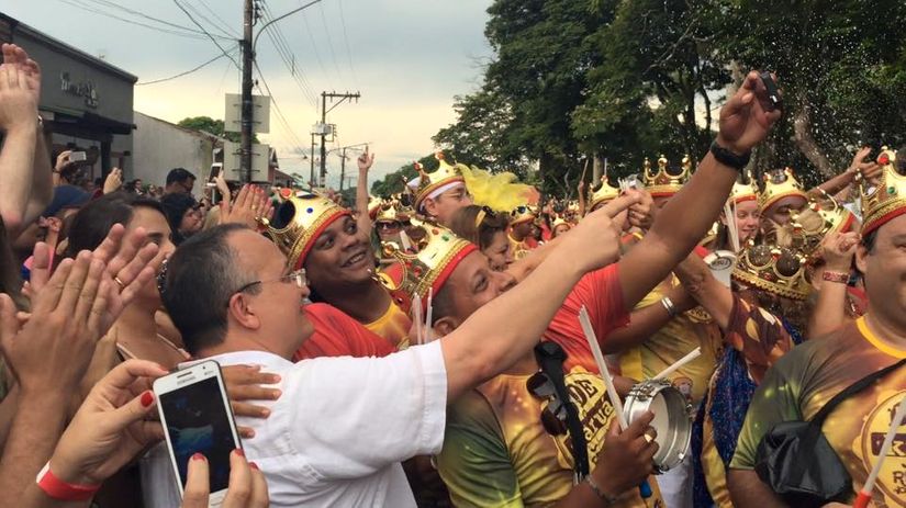 Pedro Taques prestigia Carnaval popular ao lado de foliões 