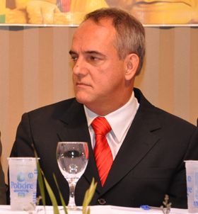 Contradição perigosa: Prefeito abandona cargo para lutar por mandato