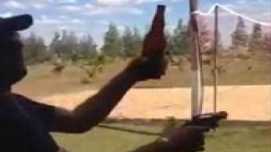 Jovem fanfarrão abre cerveja com tiro de revólver e posta vídeo em redes sociais