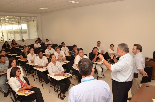 Percival e Rogério reúnem-se com funcionários da empresa Rodobens Toyota