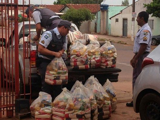 PMs arrecadam cestas básicas para doar à famílias carentes no aniversário da cidade