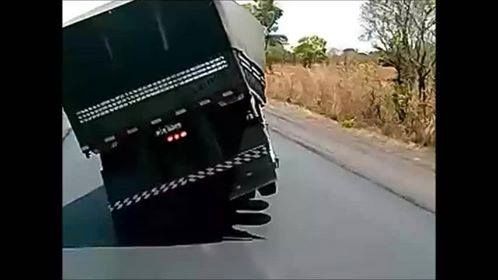 Em vídeo que circula na internet, carreteiros de grande empresa fazem manobras radicais em rodovia