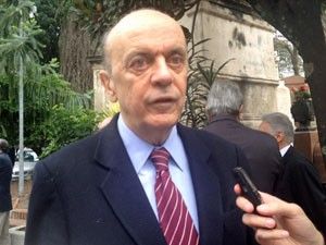 Serra vê Aécio forte e espera definição para candidatura à Câmara ou Senado