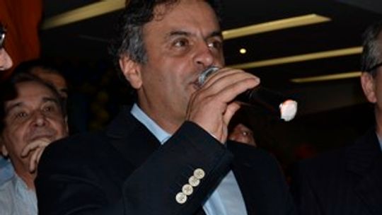 Aécio diz que governo Dilma faz uso político da Copa do Mundo no Brasil
