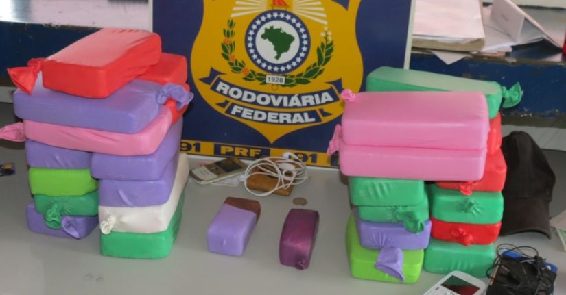 Jovem é preso pela PRF transportando 10 quilos de pasta base de cocaína em Alto Garças