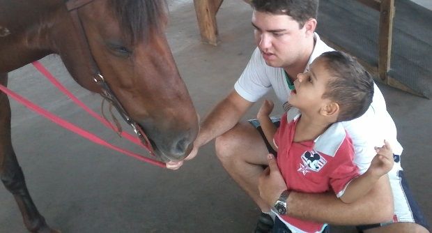 Equoterapia proporciona a reabilitação de pessoas com dificuldades física ou mental