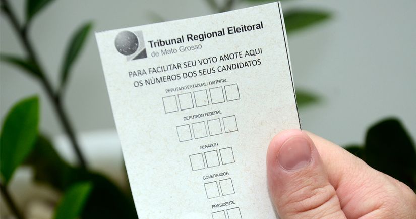 A um dia da eleição, Justiça Eleitoral recomenda que eleitor leve 'colinha' para votação