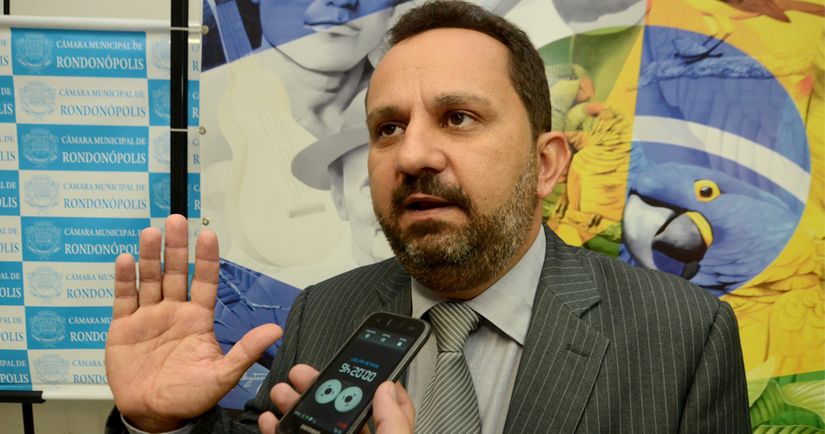Vereador Cláudio da Farmácia detona homenagens à família durante votação do Impeachment
