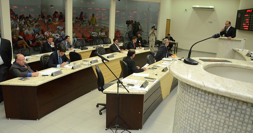 Vereadores desconversam, mas já estão articulando possíveis trocas de partidos 